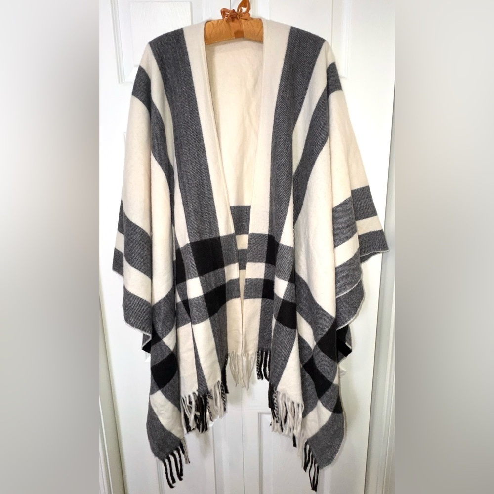 Moss Rose Plaid Fringe Poncho Wrap Shawl OS. NWOT